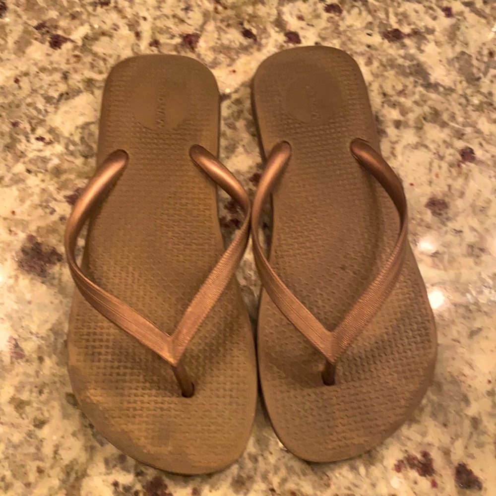 Old Navy flip flops size 6 in bronze color
